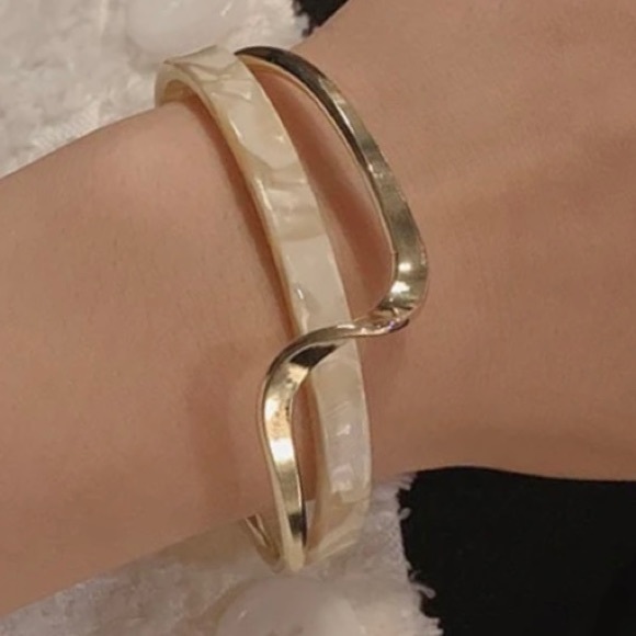 Free People nwt Double luxury resin gold Bangle - Picture 1 of 4